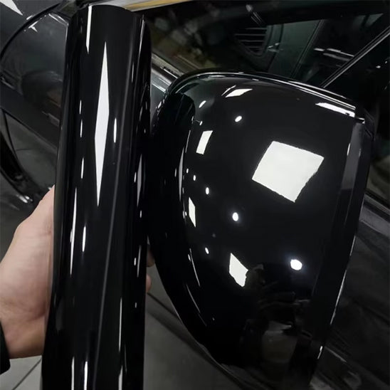 covering voiture noir brillant sur miroir