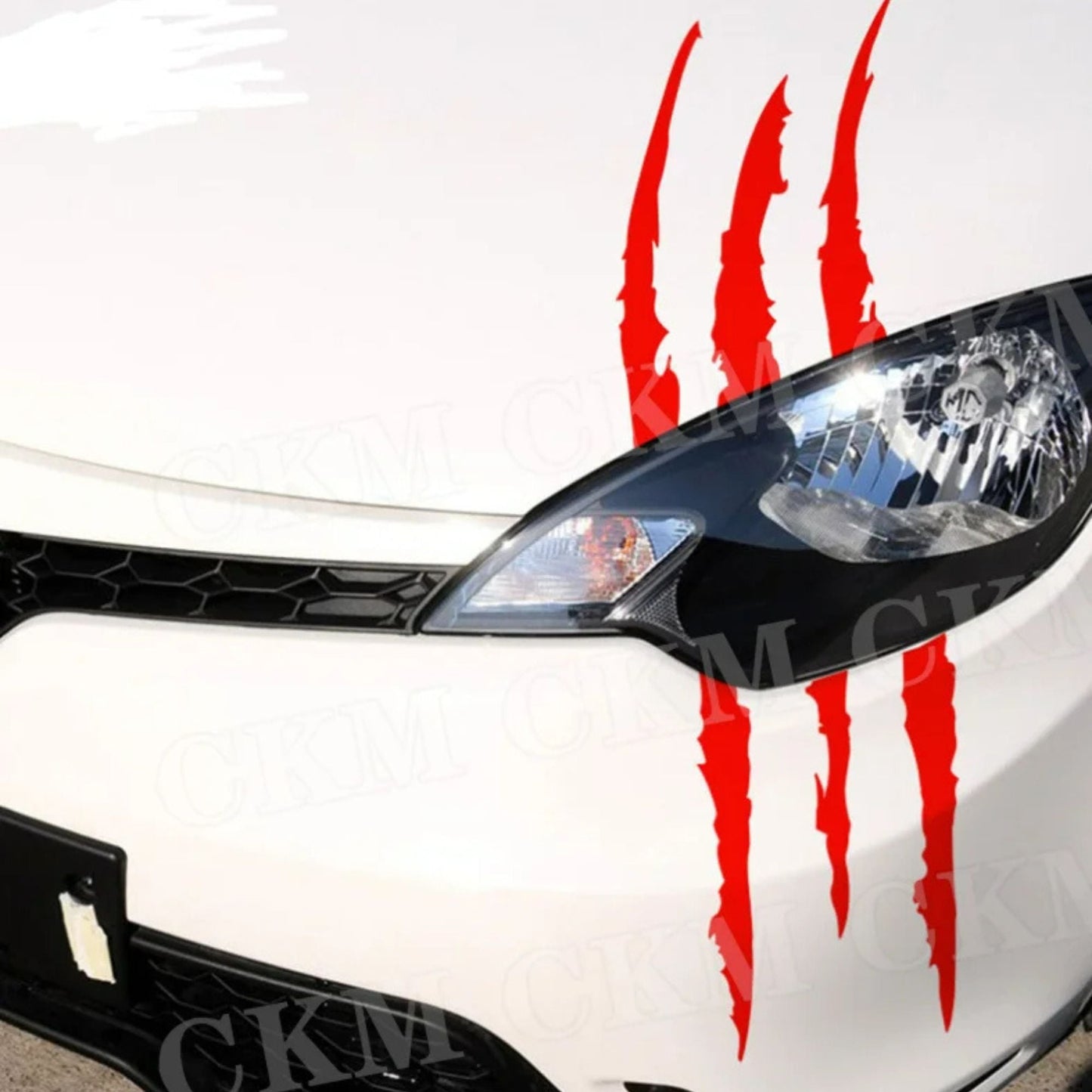 autocollant voiture rouge sur voiture blanche