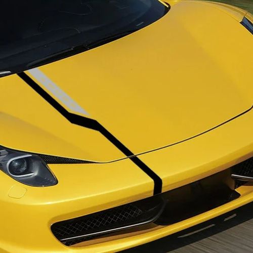 autocollant voiture noir et gris sur voiture jaune