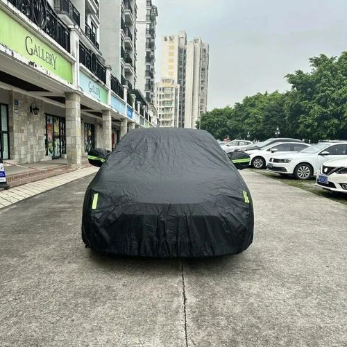bache voiture noire stationnement