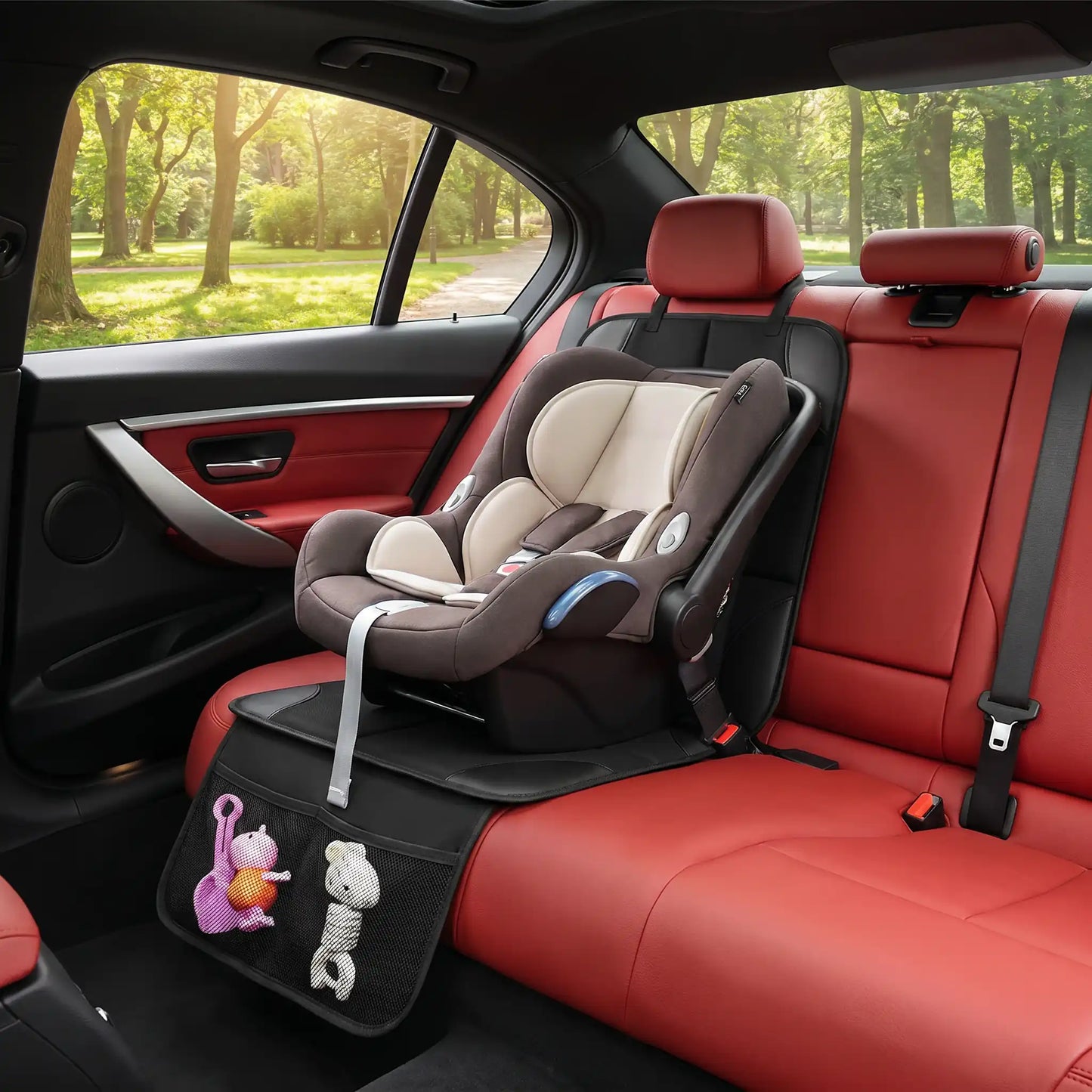 housse auto siege noir sur banquette rouge