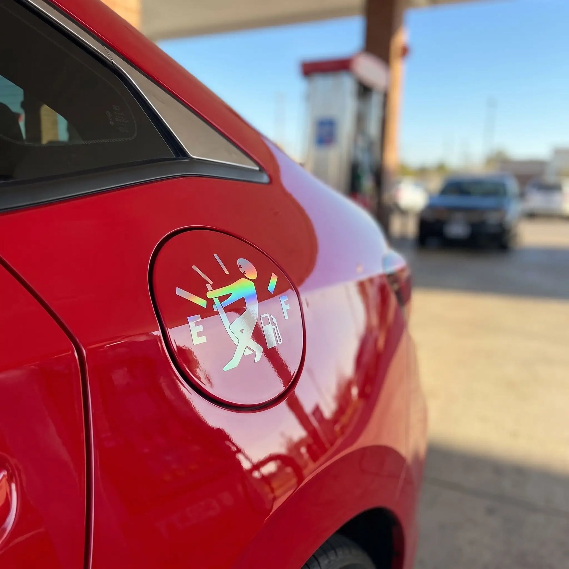 sticker voiture laser sur voiture rouge