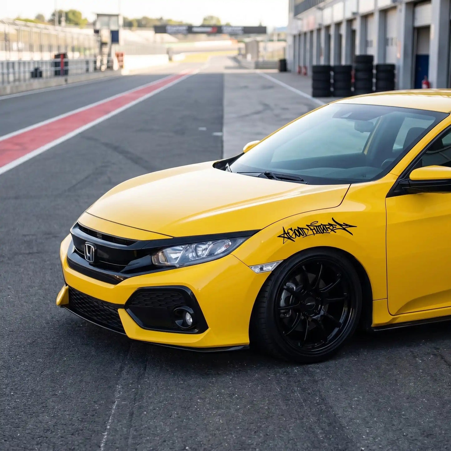 stickers voiture noir sur honda jaune