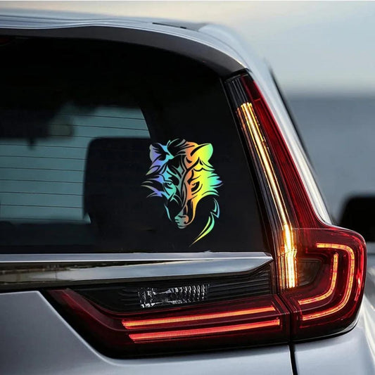 stickers voiture loup multicolore sur pare-brise arriere SUV