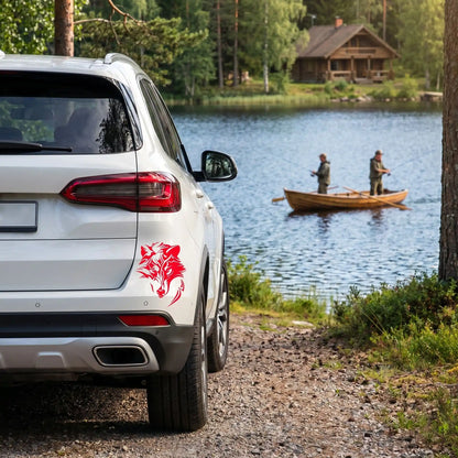 stickers voiture loup rouge sur voiture blanche pres un lac